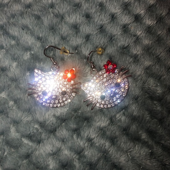 Hello Kitty earrings - Picture 2 of 4